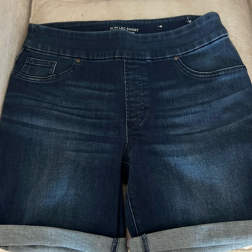 Chicos pull on slim leg stretch denim shorts with cuffs. 0.5 P/6P Never worn .